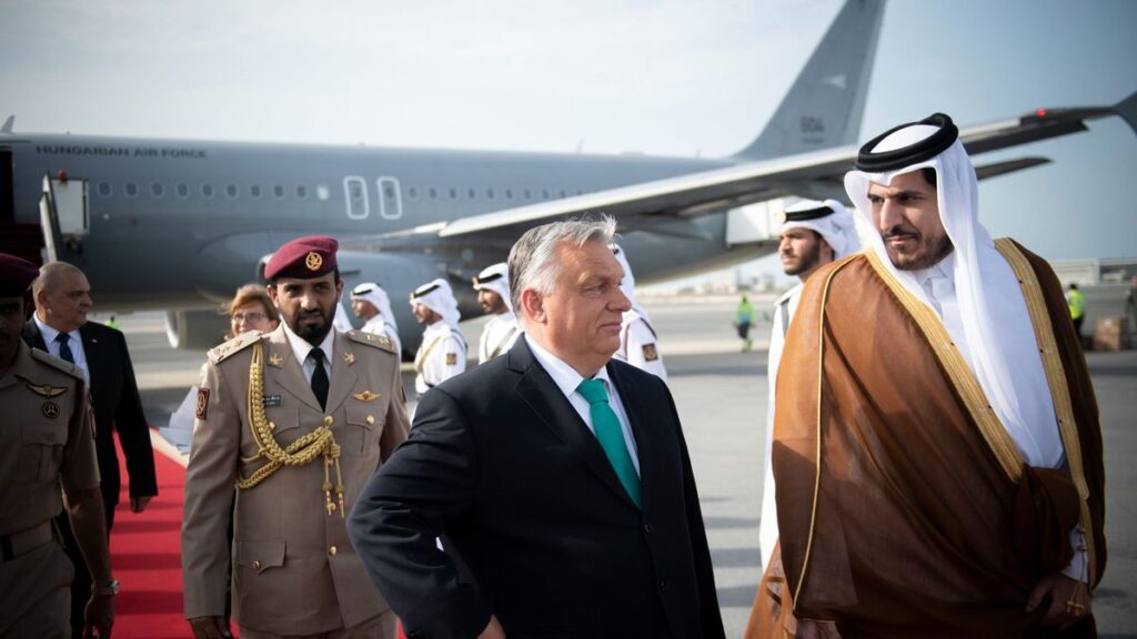 Katarba érkezett Orbán Viktor