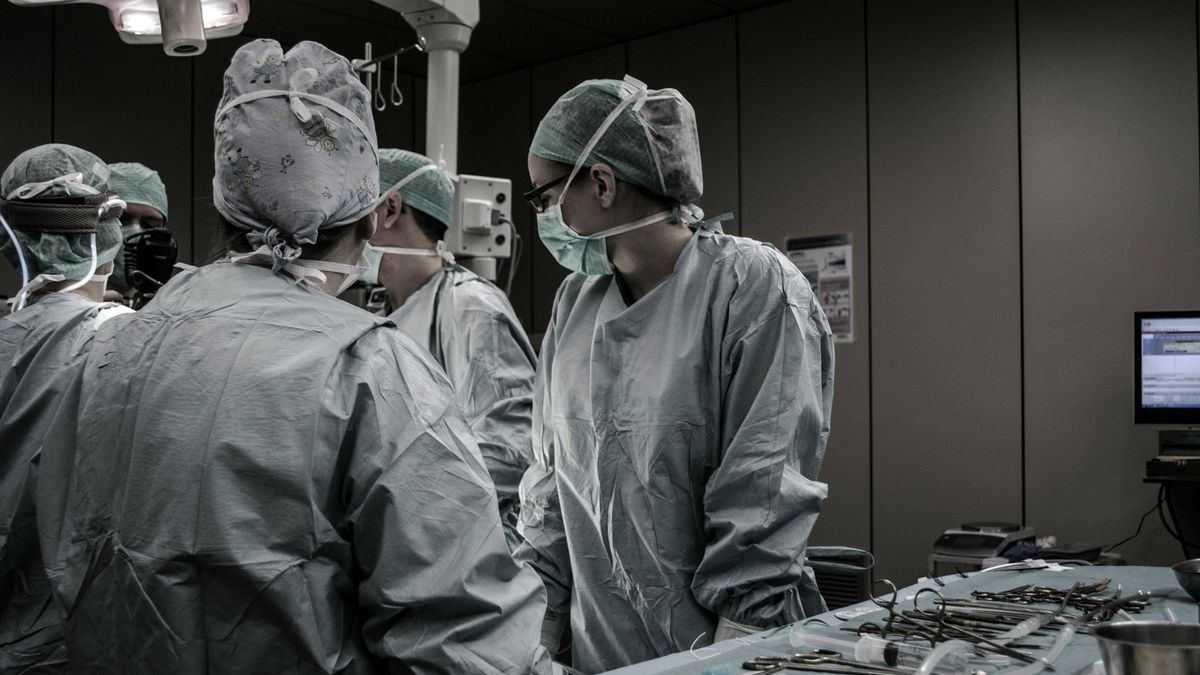 Őrületes próba, élő emberi fejet ültetne egy holttest nyakára az eszelős idegsebész